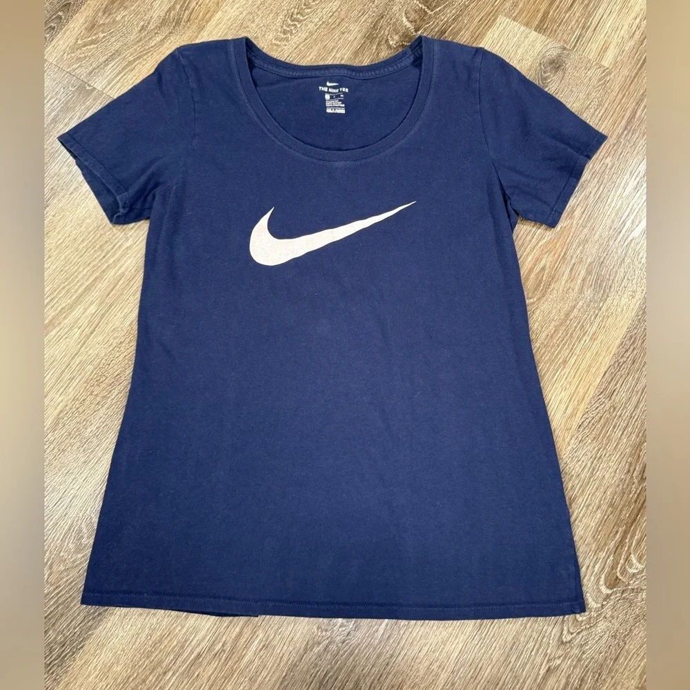 NIKE Tee‎ Ladies S Nike Navy White Swoosh t-shirt Athletic Cut Soft Athleisure